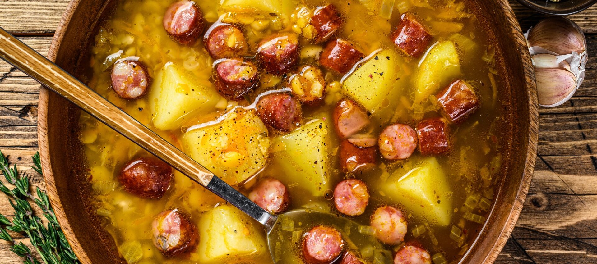 Soupe aux pois cassés avec saucisses fumées et pommes de terre