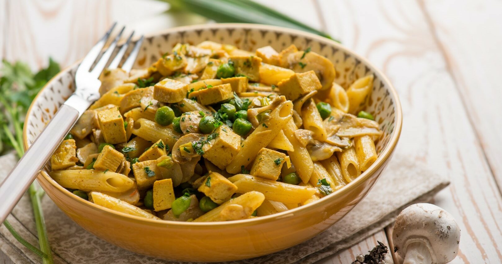 Pâtes Complètes au Tofu Fumé, Champignons, Petits Pois et Poireaux au Cookeo