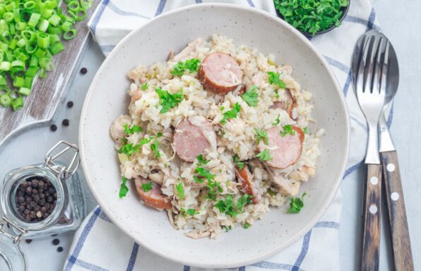 Riz Pilaf Gourmand au Poulet et Saucisses Fumées