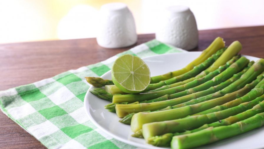 Préparation asperges vertes pour cuisson Cookeo