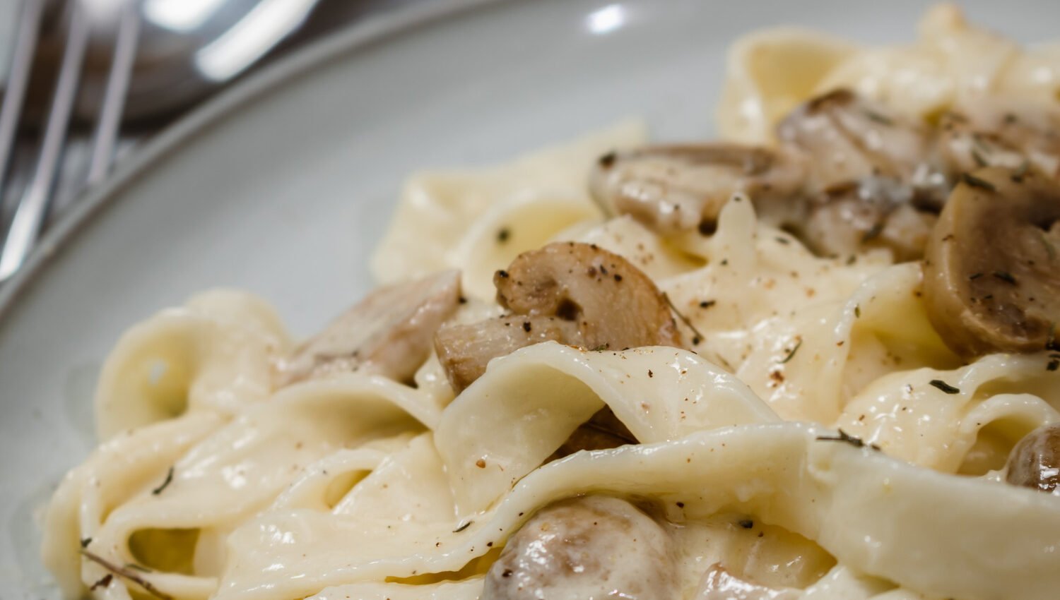 Linguines Crémeuses aux Champignons au Vin Blanc