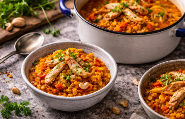 Lentilles corail épicées à la dinde dorée et achards