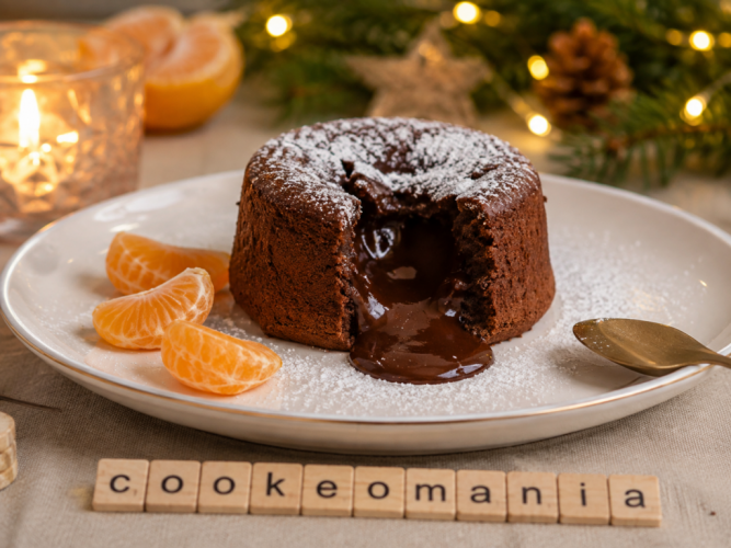 Fondant au chocolat et clémentines servi comme dessert de Noël
